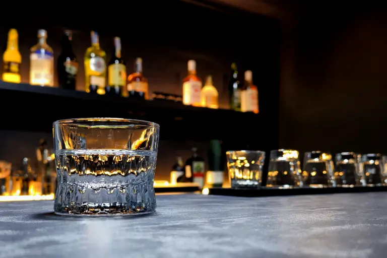 バーのカウンターにグラスが置かれている様子